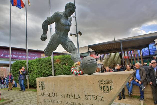 Statue von Ladislau Kubala Stecz im Stadion Camp Nou in Barcelona. Laszlo Kubala Stecz (bekannt auch als Ladislao, Ladislav und Ladislaw Kubal ) war ein ungarischer, tschechoslowakischer und spanischer Fußballspieler und -trainer. Er spielte lange beim FC Barcelona Barca Camp Nou - Ladislau Kubala Stecz