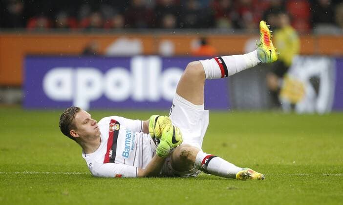 Leverkusen, Bayarena, 11.02.17: Torwart Bernd Leno (Bayer 04 Leverkusen) am ball im Spiel der 1. Bundesliga zwischen Bayer 04 Leverkusen vs. Eintracht Frankfurt in der Saison 2016 2017.