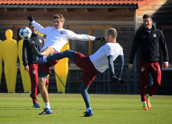 14.02.2017, FC Bayern Training Fussball, im Bild: Thomas Mueller (FCB) vs Arjen Robben (FCB), Philipp Lahm (FCB) und Robert Lewandowski (FCB) schauen zu