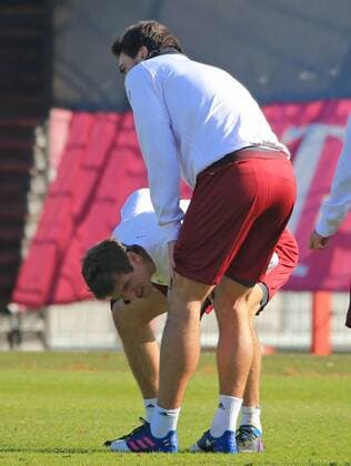 14.02.2017, FC Bayern Training Fussball, im Bild: Mats Hummels (FCB) ist verletzt , Thomas Mueller (FCB) schaut wie schwer ist