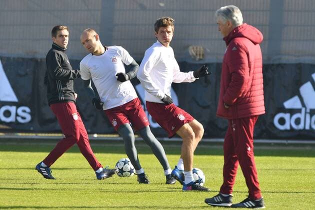 Bilder des Tages - SPORT Carlo ANCELOTTI (Trainer FCB) mit Spieler-v.li:Philipp LAHM (Bayern Muenchen),Arjen ROBBEN (Bayern Muenchen),Thomas MUELLER (MÜLLER,Bayern Muenchen),Aktion. Abschlusstraining FC Bayern Muenchen vor dem Champions League Spiel gegen Arsenal London. Trainingsgelaende an der Saebener Strasse, Fussball,am 14.02.2017.