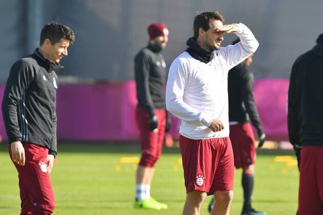 Mats HUMMELS (Bayern Muenchen),li:Robert LEWANDOWSKI (Bayern Muenchen). Abschlusstraining FC Bayern Muenchen vor dem Champions League Spiel gegen Arsenal London. Trainingsgelaende an der Saebener Strasse, Fussball,am 14.02.2017.