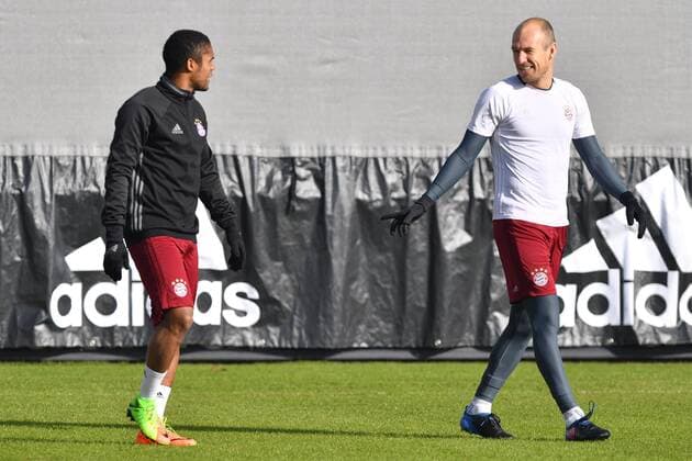 v.re:Arjen ROBBEN (Bayern Muenchen),Douglas COSTA (Bayern Muenchen). Abschlusstraining FC Bayern Muenchen vor dem Champions League Spiel gegen Arsenal London. Trainingsgelaende an der Saebener Strasse, Fussball,am 14.02.2017.