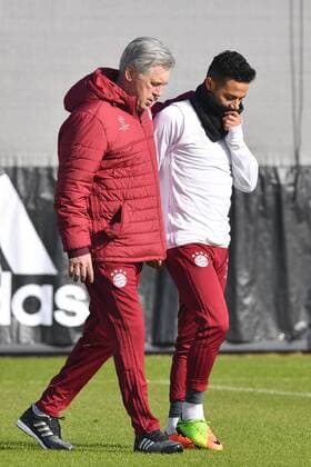 Carlo ANCELOTTI (Trainer FCB) mit Thiago ALCANTARA (FCB). Abschlusstraining FC Bayern Muenchen vor dem Champions League Spiel gegen Arsenal London. Trainingsgelaende an der Saebener Strasse, Fussball,am 14.02.2017.
