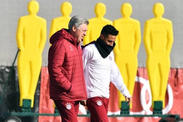 Carlo ANCELOTTI (Trainer FCB) mit Thiago ALCANTARA (FCB). Abschlusstraining FC Bayern Muenchen vor dem Champions League Spiel gegen Arsenal London. Trainingsgelaende an der Saebener Strasse, Fussball,am 14.02.2017.