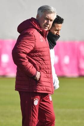 Carlo ANCELOTTI (Trainer FCB) mit Thiago ALCANTARA (FCB). Abschlusstraining FC Bayern Muenchen vor dem Champions League Spiel gegen Arsenal London. Trainingsgelaende an der Saebener Strasse, Fussball,am 14.02.2017.
