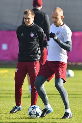 Arjen ROBBEN (Bayern Muenchen) am Ball,Aktion.Li.Philipp LAHM (Bayern Muenchen). Abschlusstraining FC Bayern Muenchen vor dem Champions League Spiel gegen Arsenal London. Trainingsgelaende an der Saebener Strasse, Fussball,am 14.02.2017.