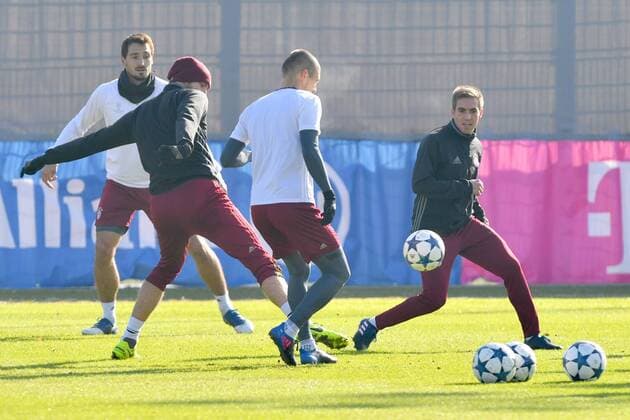 v.re:Philipp LAHM (Bayern Muenchen),Arjen ROBBEN (Bayern Muenchen),Tom STARKE,Torwart (FC Bayern Muenchen),Mats HUMMELS (Bayern Muenchen),Aktion,Zweikampf. Abschlusstraining FC Bayern Muenchen vor dem Champions League Spiel gegen Arsenal London. Trainingsgelaende an der Saebener Strasse, Fussball,am 14.02.2017.
