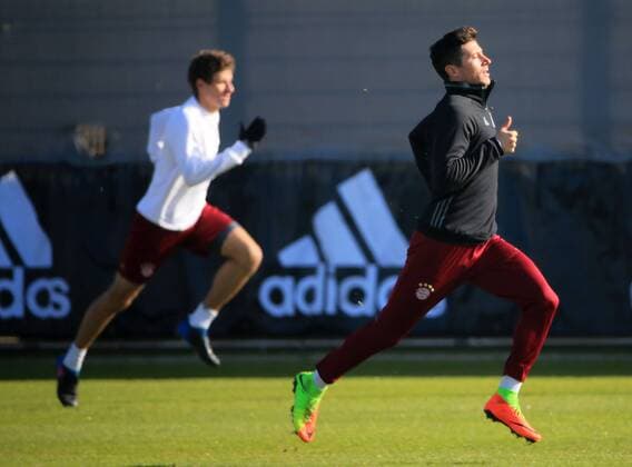 14.02.2017, FC Bayern Training Fussball, Saebenertstrasse , Muenchen, im Bild: Robert Lewandowski (FCB) schneller als Thomas Mueller (FCB)
