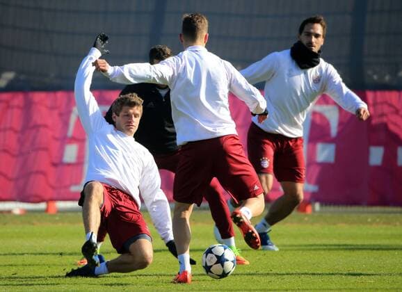 14.02.2017, FC Bayern Training Fussball, Saebenertstrasse , Muenchen, im Bild: Thomas Mueller (FCB) vs Joshua Kimmich (FCB), Mats Hummels (FCB) hinten