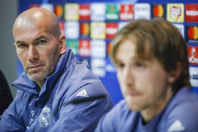 Bilder des Tages - SPORT Real Madrid s French head coach, Zinedine Zidane, and his player, Croatian midfielder Luka Modric (R), during a press conference PK Pressekonferenz held after a team s training session at Valdebebas sports complex in Madrid, Spain, 14 February 2017. Real Madrid will face SSC Napoli in a Champions League round of 16 first leg soccer match the upcoming 15 February. REAL MADRID PRESS CONFERENCE !ACHTUNG: NUR REDAKTIONELLE NUTZUNG!  Copyright: xEmilioxNaranjox GRA077 20170214-636226780416052126