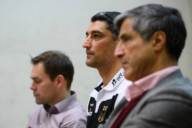 Bilder des Tages - SPORT 14.02.2017, Max Schmeling Halle, Berlin Volleyball, Vorstellung Bundestrainer Andrea Giani Thilo von Hagen (Pressesprecher Deutscher Volleyball Verband DVV), Andrea Giani (Volleyball Bundestrainer Männer Maenner), Kaweh Niroomand (Manager Berlin)