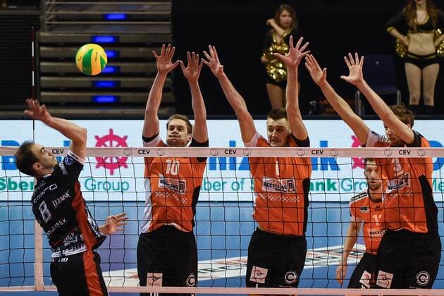 Volleyball, Herren, Saison 2016 17 CEV Champions League, 5. Spieltag, BR Volleys - Asseco Resovia Rzeszow, Marko Ivovic (Nr. 8, Asseco Resovia Rzeszow), Sebastian Kühner (Nr. 10, Berlin Recycling Volleys), Aleksandar Okolic (Nr. 1, Berlin Recycling Volleys), Robert Kromm (Nr. 3, Berlin Recycling Volleys), 14.02.17,