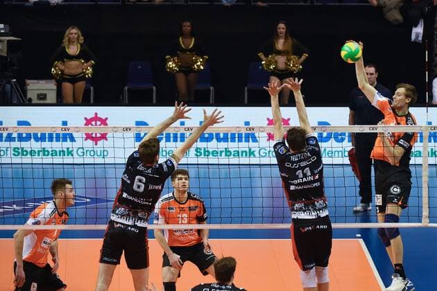 Volleyball, Herren, Saison 2016 17 CEV Champions League, 5. Spieltag, BR Volleys - Asseco Resovia Rzeszow, Dawid Dryja (Nr. 6, Asseco Resovia Rzeszow), Fabian Drzyzga (Nr. 11, Asseco Resovia Rzeszow), Robert Kromm (Nr. 3, Berlin Recycling Volleys), 14.02.17,