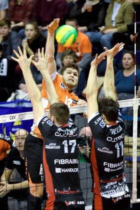 Themen der Woche - Sport Bilder des Tages - SPORT Volleyball, Herren, Saison 2016 17 CEV Champions League, 5. Spieltag, BR Volleys - Asseco Resovia Rzeszow, Marcin Mozdzonek (Nr. 17, Asseco Resovia Rzeszow), Ruben Schott (Nr. 13, Berlin Recycling Volleys), Fabian Drzyzga (Nr. 11, Asseco Resovia Rzeszow), 14.02.17,