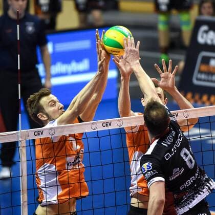 Volleyball, Herren, Saison 2016 17 CEV Champions League, 5. Spieltag, BR Volleys - Asseco Resovia Rzeszow, Paul Carroll (Nr. 12, Berlin Recycling Volleys), Aleksandar Okolic (Nr. 1, Berlin Recycling Volleys), Marko Ivovic (Nr. 8, Asseco Resovia Rzeszow), 14.02.17,