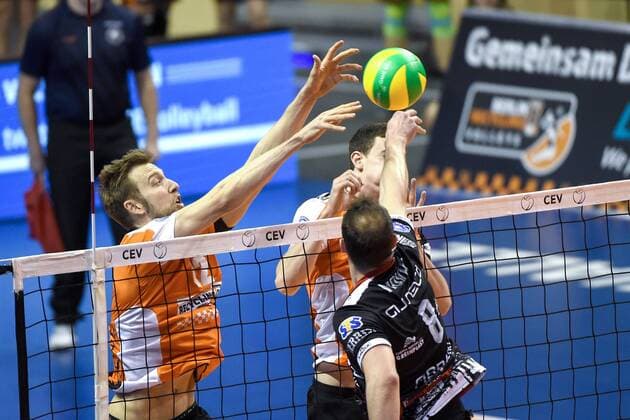Volleyball, Herren, Saison 2016 17 CEV Champions League, 5. Spieltag, BR Volleys - Asseco Resovia Rzeszow, Paul Carroll (Nr. 12, Berlin Recycling Volleys), Aleksandar Okolic (Nr. 1, Berlin Recycling Volleys), Marko Ivovic (Nr. 8, Asseco Resovia Rzeszow), 14.02.17,