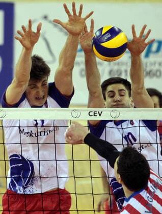 14.02.2017 Belgrade(Serbia) OK Crvena Zvezda(Red Star)-United Volleys Rheinmain Cev Cup men s volleyball Tobias Krick (L),Moritz Reichert(r) United Volleys Rheinmain block : 