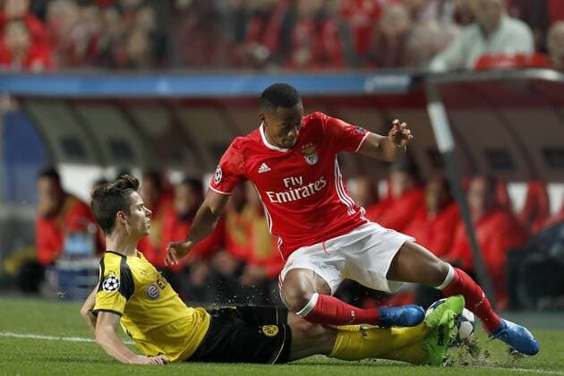 (L-R) Julian Weigl of Borussia Dortmund, Andre Andre Carrillo of SL Benficaduring the UEFA Champions League round of 16 match between SL Benfica and Borussia Dortmund on February 14, 2017 at Estadio da Luz in Lisbon, Portugal SL Benfica v Borussia Dortmund UEFA Champions League 2016 2017 xVIxxIVx 7119048
