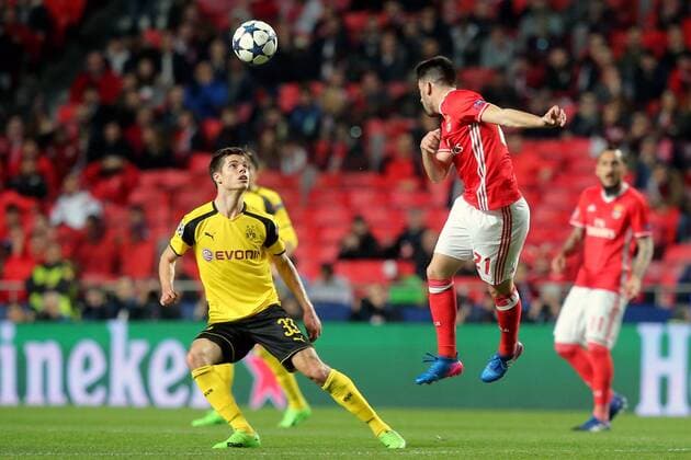 Julian Weigl (Borussia Dortmund 33) Pizzi ( Benfica Lissabon 21 ), Benfica Lissabon - Borussia Dortmund, UEFA Champions League, Achtelfinale, Fussball, 14.02.2017, Lissabon Copyright: xLangerx xEibner-Pressefotox EP_HLR