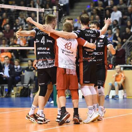 Volleyball, Herren, Saison 2016 17 CEV Champions League, 5. Spieltag, BR Volleys - Asseco Resovia Rzeszow, Jubel der Spieler von Asseco Resovia Rzeszow nach einem Punktgewinn, 14.02.17,