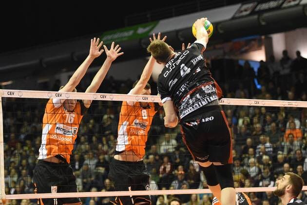 Volleyball, Herren, Saison 2016 17 CEV Champions League, 5. Spieltag, BR Volleys - Asseco Resovia Rzeszow, Wouter ter Maat (Nr. 16, Berlin Recycling Volleys), Graham Vigrass (Nr. 8, Berlin Recycling Volleys), John Gordon Perrin (Nr. 4, Asseco Resovia Rzeszow), 14.02.17,