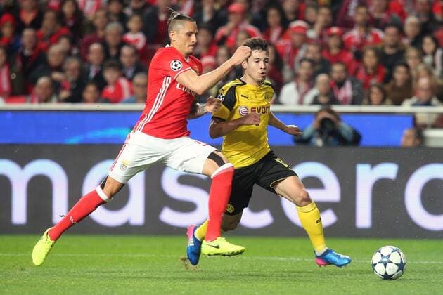 Ljubomir Ljubomir Fejsa ( Benfica Lissabon 5 ) Raphael Guerreiro (Borussia Dortmund 13), Benfica Lissabon - Borussia Dortmund, UEFA Champions League, Achtelfinale, Fussball, 14.02.2017, Lissabon Copyright: xLangerx xEibner-Pressefotox EP_HLR