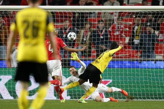 (L-R) Lukasz Lukasz Piszczek of Borussia Dortmund, Luisao of SL Benfica, goalkeeper Ederson Moraes of SL Benfica, Pierre-Emerick Aubameyang of Borussia Dortmundduring the UEFA Champions League round of 16 match between SL Benfica and Borussia Dortmund on February 14, 2017 at Estadio da Luz in Lisbon, Portugal SL Benfica v Borussia Dortmund UEFA Champions League 2016 2017 xVIxxIVx 7119589