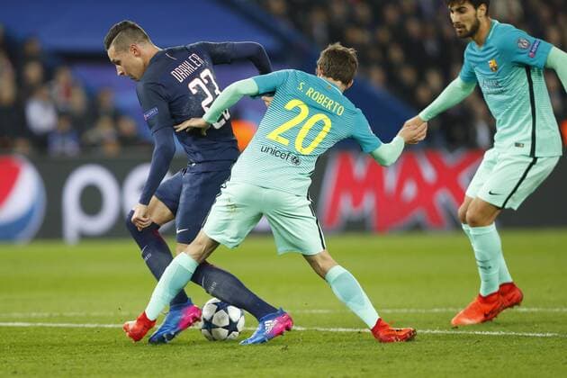 Bilder des Tages - SPORT Fußball, CL, Paris St. Germain - FC Barcelona 4:0 Fußball, CL, Paris St. Germain - FC Barcelona Julian Draxler (PSG) vs Sergi Roberto (Barcelona) FOOTBALL : PSG vs FC Barcelona - Ligue des Champions - 14 02 2017 GwendolineLeGoff Panoramic 