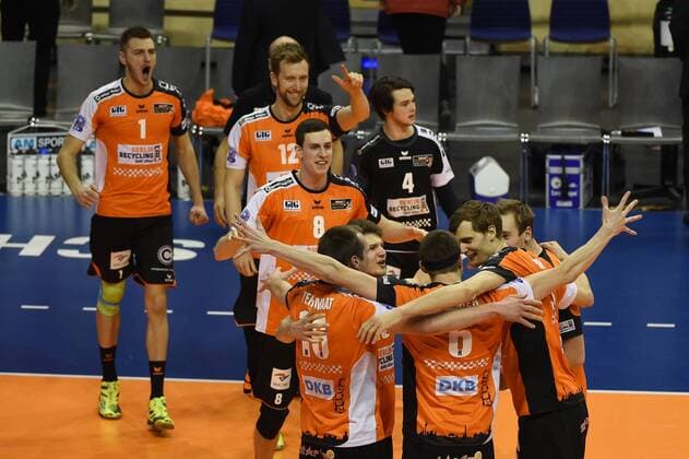 Volleyball, Herren, Saison 2016 17 CEV Champions League, 5. Spieltag, BR Volleys - Asseco Resovia Rzeszow, Jubel nach dem Abpfiff bei den BR Volleys, 14.02.17,