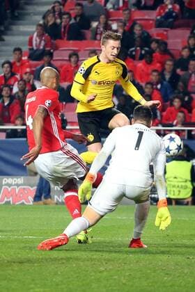 Luisao ( Benfica Lissabon 4 ) Marco Reus (Borussia Dortmund 11) Ederson ( Benfica Lissabon 1 ), Benfica Lissabon - Borussia Dortmund, UEFA Champions League, Achtelfinale, Fussball, 14.02.2017, Lissabon Copyright: xLangerx xEibner-Pressefotox EP_HLR