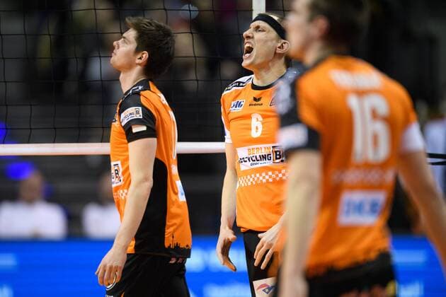 14.02.2017, Max Schmeling Halle, Berlin Volleyball, 2017 CEV Volleyball Champions League, Vorrunde, Berlin Recycling Volleys (GER) vs. Asseco Resovia Rzeszow (POL) Tsimafei Zhukouski ( 11 Berlin), Felix Fischer ( 6 Berlin), Wouter ter Maat ( 16 Berlin)