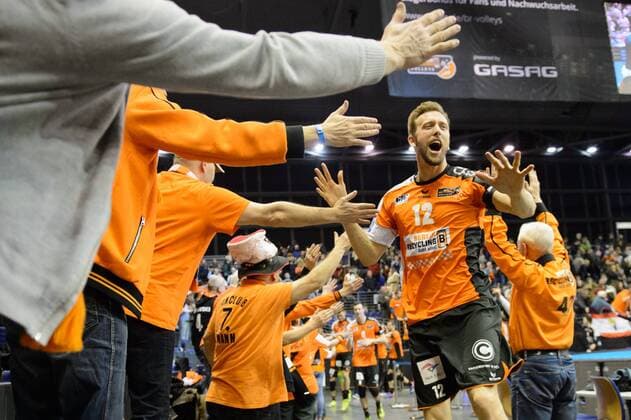 14.02.2017, Max Schmeling Halle, Berlin Volleyball, 2017 CEV Volleyball Champions League, Vorrunde, Berlin Recycling Volleys (GER) vs. Asseco Resovia Rzeszow (POL) Jubel Paul Carroll ( 12 Berlin) nach Sieg bei Fans