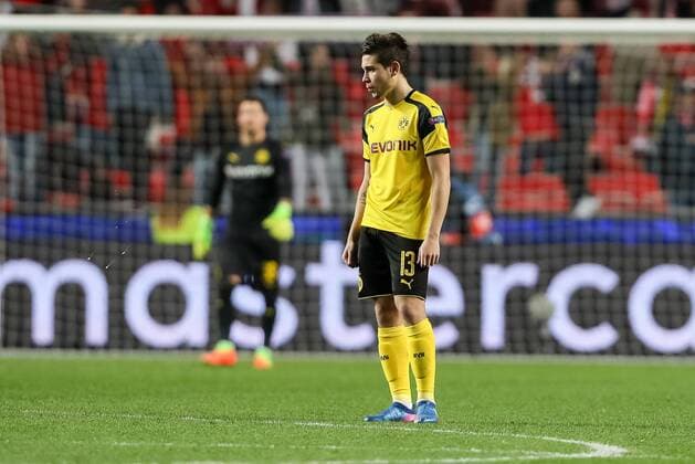 Fußball, CL, Benfica Lissabon - Borussia Dortmund Lissabon, Portugal 14.02.2016, UEFA Champions League - 2016 17 Season, Achtelfinale Hinspiel, Benfica Lissabon - BV Borussia Dortmund, Raphael Guerreiro (BVB) enttaeuscht, enttaeuschung ( DeFodi048