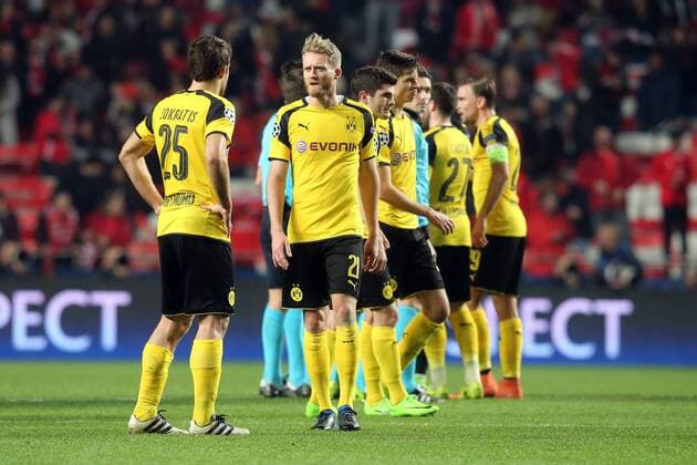 Fußball, CL, Benfica Lissabon - Borussia Dortmund Papastathopoulos Sokratis (Borussia Dortmund 25) Andre Schuerrle (Borussia Dortmund 21) nach der Niederlage, Benfica Lissabon - Borussia Dortmund, UEFA Champions League, Achtelfinale, Fussball, 14.02.2017, Lissabon Copyright: xLangerx xEibner-Pressefotox EP_HLR