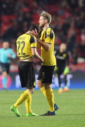 Christian Pulisic (Borussia Dortmund 22) Andre Schuerrle (Borussia Dortmund 21) nach der Niederlage, Benfica Lissabon - Borussia Dortmund, UEFA Champions League, Achtelfinale, Fussball, 14.02.2017, Lissabon Copyright: xLangerx xEibner-Pressefotox EP_HLR