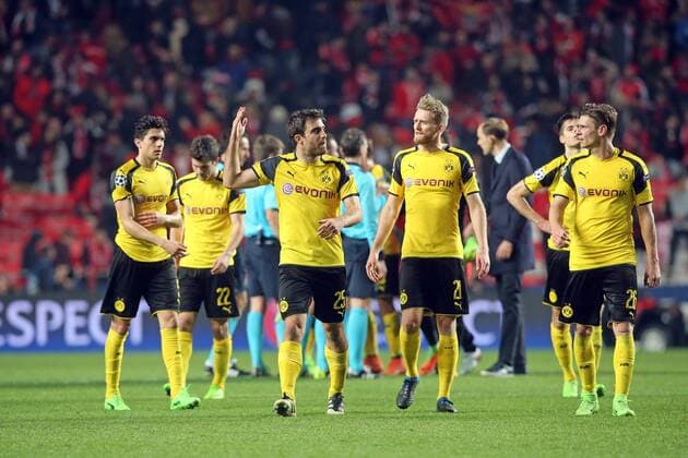 Bilder des Tages - SPORT Marc Bartra (Borussia Dortmund 5) Papastathopoulos Sokratis (Borussia Dortmund 25) Andre Schuerrle (Borussia Dortmund 21) Lukasz Piszczek (Borussia Dortmund 26) nach der Niederlage, Benfica Lissabon - Borussia Dortmund, UEFA Champions League, Achtelfinale, Fussball, 14.02.2017, Lissabon Copyright: xLangerx xEibner-Pressefotox EP_HLR