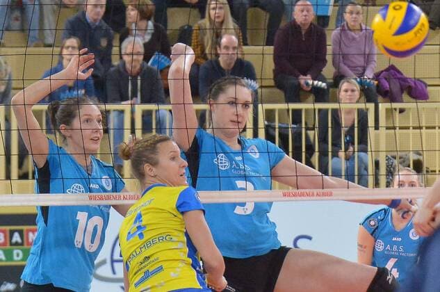15.02.2017, xtkx, Volleyball 1.Bundesliga Damen, VC Wiesbaden - SSC Palmberg Schwerin, emspor, v.l. Irina Kemmsies (VC Wiesbaden) , Maren Bringer (Schwerin) , Molly McCage (VC Wiesbaden) , Wiesbaden