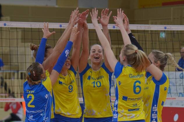 15.02.2017, xtkx, Volleyball 1.Bundesliga Damen, VC Wiesbaden - SSC Palmberg Schwerin, emspor, v.l. Lenka D fcrr (Schwerin) , Hannah Tapp (Schwerin) , Denis Hanke (Schwerin) , Denis Hanke (Schwerin) , Wiesbaden