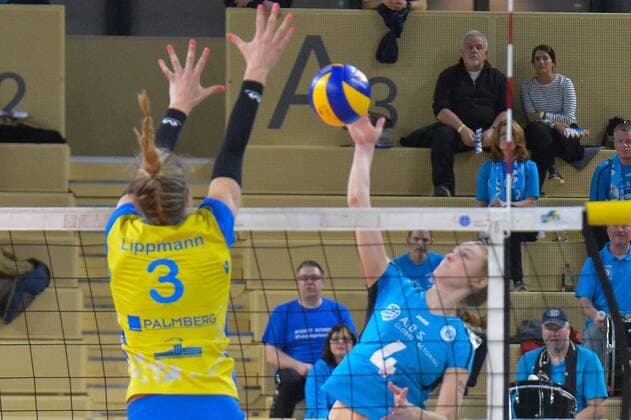15.02.2017, xtkx, Volleyball 1.Bundesliga Damen, VC Wiesbaden - SSC Palmberg Schwerin, emspor, v.l. Louisa Lippmann (Schwerin) , Tanja Grosser (VC Wiesbaden) , Wiesbaden