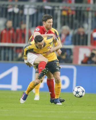 Xabi ALONSO, FCB 14 Zweikampf , Aktion um den Ball gegen Mesut OEZIL, Arsenal 11 FC BAYERN MUENCHEN - FC ARSENAL Achtelfinale, Fussball UEFA Champions League, Muenchen, 15.02.2017 CL Saison 2016 2017, FCB