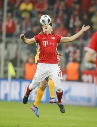 fcb10 Arjen ROBBEN, FCB 10 Zweikampf , Aktion um den Ball gegen FC BAYERN MUENCHEN - FC ARSENAL Achtelfinale, Fussball UEFA Champions League, Muenchen, 15.02.2017 CL Saison 2016 2017, FCB