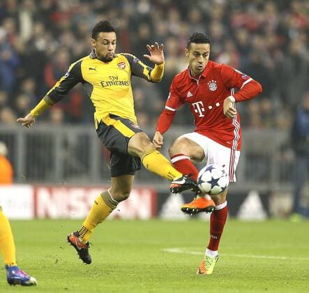 Foto: Alex Iwobi ( Arsenal ) gegen Thiago Fussball - Championsleague am Mi. 15.02.2017 Achtelfinale, Bayern München - Arsenal London