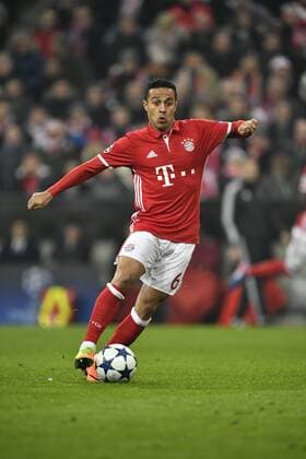 Thiago Alcantara FC Bayern München am Ball FC Bayern München FCB vs FC Arsenal London Gunners UEFA Champions-League CL Achtelfinale Hinspiel Spiel 1 Saison 2016 2017 München Allianz Arena 15.02.2017 FC Bayern München FCB vs FC Arsenal London Gunners