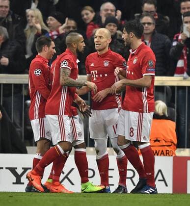 TOR zum 1:0 durch Arjen Robben FC Bayern München Torjubel v.li.: Philipp Lahm FC Bayern München Arturo Vidal FC Bayern München Arjen Robben FC Bayern München Javi Javier Martinez FC Bayern München FC Bayern München FCB vs FC Arsenal London Gunners UEFA Champions-League CL Achtelfinale Hinspiel Spiel 1 Saison 2016 2017 München Allianz Arena 15.02.2017 FC Bayern München FCB vs FC Arsenal London Gunners