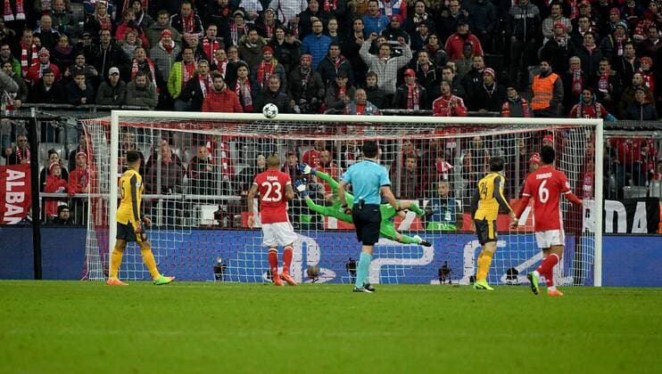 15.02.2017, xjhx, Fussball Champions League, FC Bayern Muenchen - Arsenal London, emspor, v.l. Olivier Giraud (Arsenal London), Arjen Robben (FC Bayern Muenchen) (nicht im Bild) Goal scored, Tor zum 1:0 Muenchen