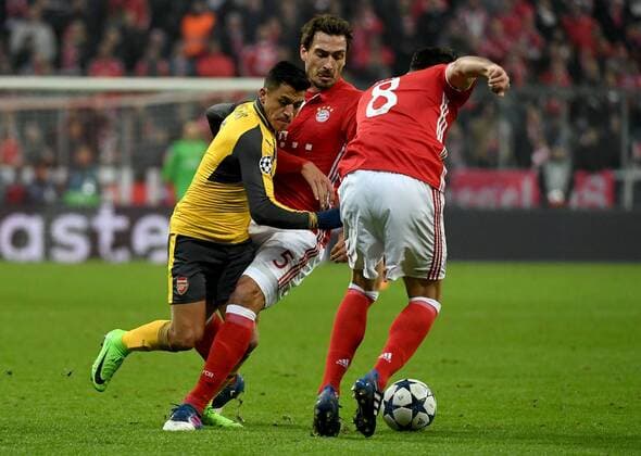 15.02.2017, xjhx, Fussball Champions League, FC Bayern Muenchen - Arsenal London, emspor, v.l. Alexis Sanchez (Arsenal London), Mats Hummels (FC Bayern Muenchen), Javi Martinez (FC Bayern Muenchen) Muenchen