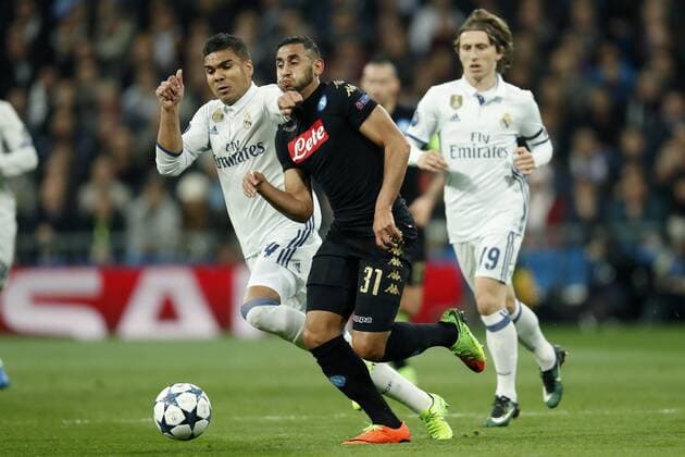 Fußball, CL, Real Madrid - SSC Neapel (L-R) Casemiro of Real Madrid, Faouzi Ghoulam of SSC Napoliduring the UEFA Champions League round of 16 match between Real Madrid and SSC Napoli on February 14, 2017 at the Santiago Bernabeu stadium in Madrid, Spain Real Madrid v SSC Napoli UEFA Champions League 2016 2017 xVIxxIVx 7125930