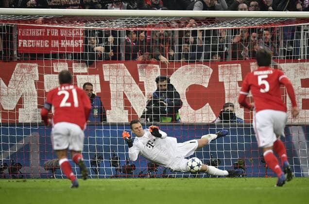 Schiedsrichter Referee Milorad Mazic SRB gibt Elfmeter für Arsenal Torwart Manuel Neuer FC Bayern München pariert Elfer von Alexis Sanchez FC Arsenal London, muss aber Nachschuss zum TOR zum 1:1 passieren lassen FC Bayern München FCB vs FC Arsenal London Gunners UEFA Champions-League CL Achtelfinale Hinspiel Spiel 1 Saison 2016 2017 München Allianz Arena 15.02.2017 FC Bayern München FCB vs FC Arsenal London Gunners