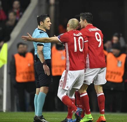 Arjen Robben FC Bayern München und Robert Lewandowski FC Bayern München im Gespräch Diskussion mit mit Schiedsrichter Referee Milorad Mazic SRB FC Bayern München FCB vs FC Arsenal London Gunners UEFA Champions-League CL Achtelfinale Hinspiel Spiel 1 Saison 2016 2017 München Allianz Arena 15.02.2017 FC Bayern München FCB vs FC Arsenal London Gunners